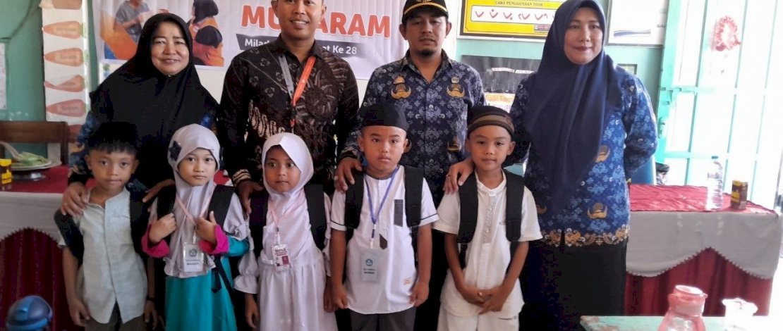 Penyerahan bantuan perlengkapan sekolah dari Rumah Zakat untuk Siswa di Makassar.