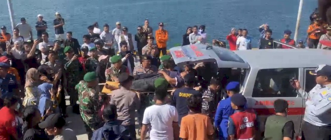 Lima korban kapal tenggelam KM Nurul Salsa tiba di Pelabuhan Benteng, Kepulauan Selayar, Minggu, 19 Juli 2026.