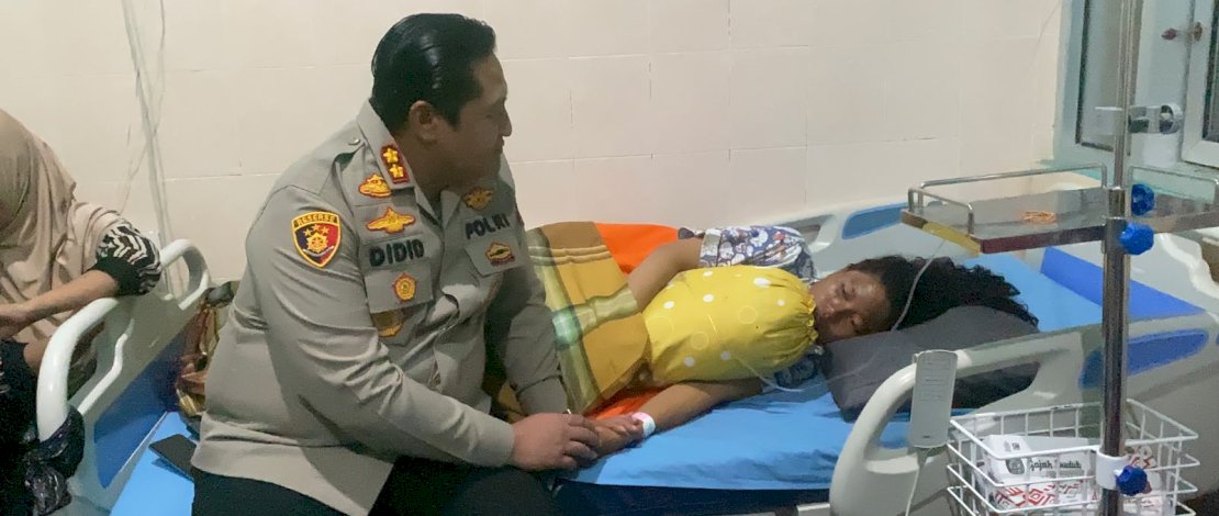 Kapolres Kepulauan Selayar AKBP Didid Imawan, saat menjenguk lima korban selamat yang masih menjalani perawatan di RSUD KH. Hayyung Benteng, Senin, 20 Juli 2026.