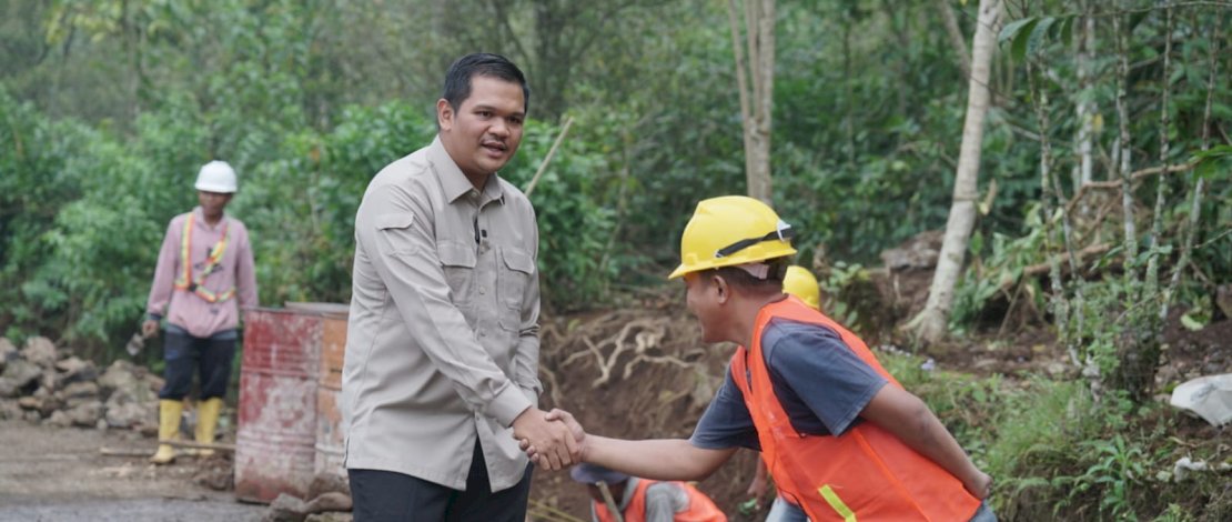Bupati Bantaeng, M. Fathul Fauzy Nurdin meninjau perbaikan jalan Biringere, Senin, 20 Juli 2026.