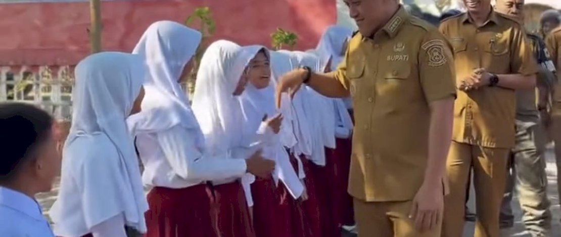 Roadshow Penyerahan Bantuan Seragam Sekolah Dasar Tahun 2026 yang dilaksanakan di sejumlah sekolah dasar di Kecamatan Binamu, Selasa, 21 Juli 2026.