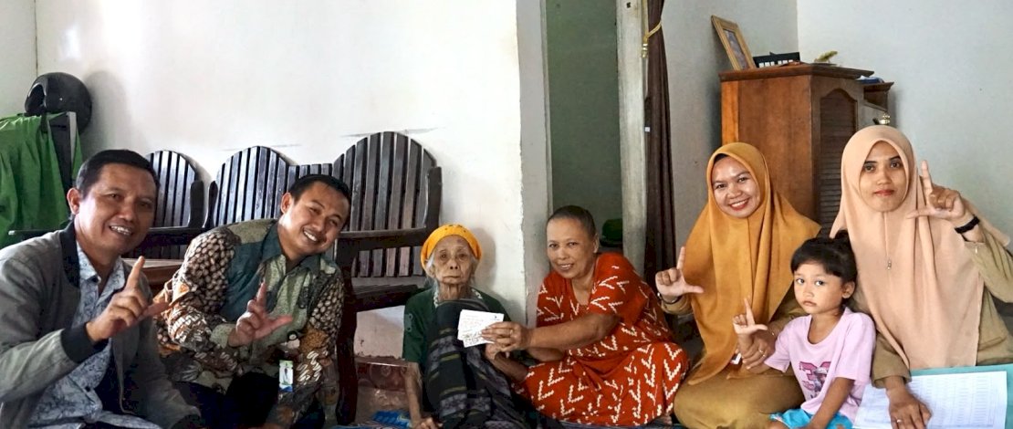 Petugas mendatangi langsung rumah Sumarni (84), seorang lansia yang sudah tidak mampu berjalan dan hanya bisa berpindah tempat di dalam rumah dengan mengandalkan kekuatan kedua tangannya.