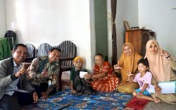 Tak Mampu Berjalan, Nenek Sumarni Terharu Saat Bantuan Kartu Lansia Diantar Langsung ke Rumah