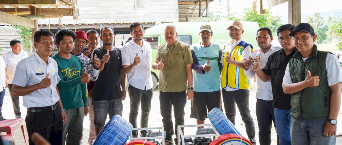 Bupati Pinrang Serahkan Pompa Air untuk Petani Terdampak Kekeringan