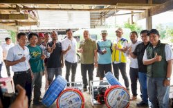 Bupati Pinrang Serahkan Pompa Air untuk Petani Terdampak Kekeringan