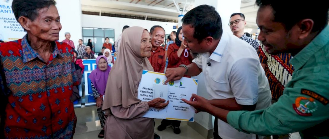 Gubernur Sulawesi Selatan Andi Sudirman Sulaiman menyerahkan ganti rugi pengadaan tanah untuk pembangunan runway Bandar Udara Bua, Kabupaten Luwu, kepada 50 pemilik lahan dengan total nilai Rp17,5 miliar.