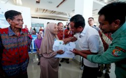 Gubernur Sulsel Serahkan Ganti Rugi Rp17,5 Miliar untuk Pembebasan Lahan Runway Bandara Bua