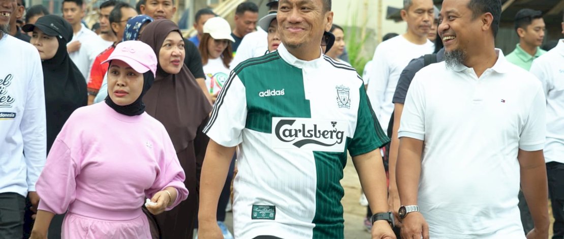 Bupati Luwu Timur, Irwan Bachri Syam (Ibas), mengikuti jalan santai bersama Gubernur Sulawesi Selatan, Andi Sudirman Sulaiman, dalam kegiatan Anti Mager memperingati Hari Ulang Tahun (HUT) ke-18 Kabupaten Toraja Utara, di Alun-alun Kota Rantepao, Sabtu, 25 Juli 2026.
