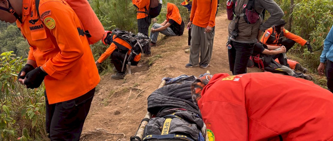 Proses evakuasi terhadap Reyhan, salah seorang pendaki Gunung Bulu Baria, yang mengalami cedera serius setelah terjatuh dari hammock.