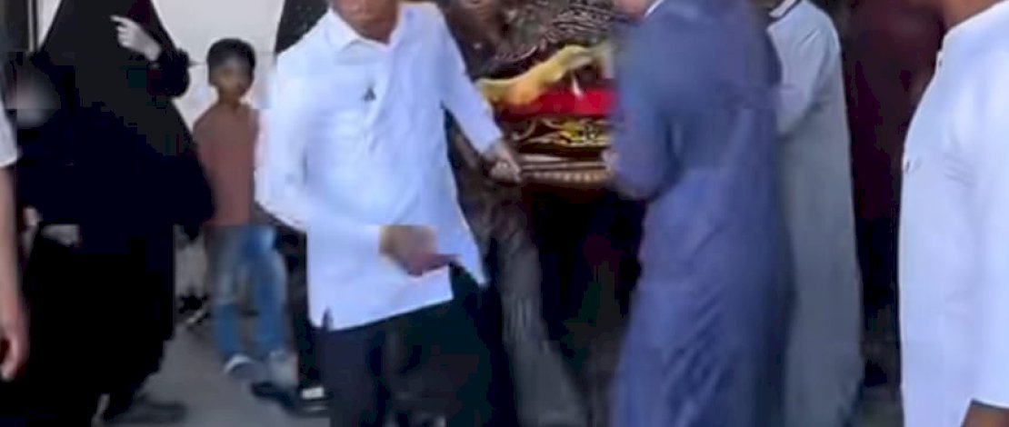 Tangis dan Penghormatan Terakhir, Syaharuddin Alrif Antar Gurunya hingga Liang Lahat