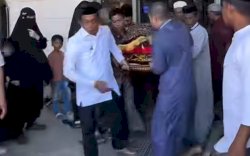 Tangis dan Penghormatan Terakhir, Syaharuddin Alrif Antar Gurunya hingga Liang Lahat