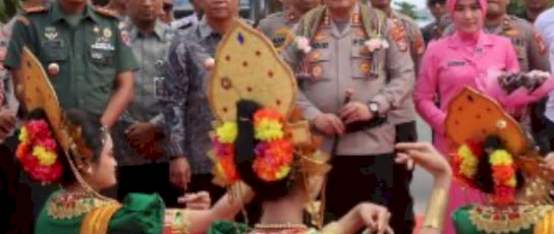 Kapolres Kepulauan Selayar yang baru, AKBP Didid Imawan, disambut dengan Tari Pa'duppa, saat tiba di Mapolres Kepulauan Selayar, Kamis, 10 Juli 2025.