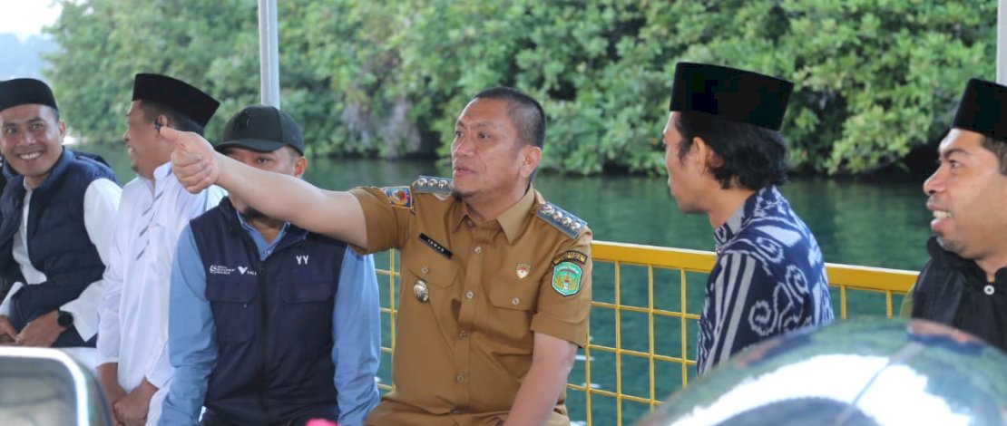 Bupati Luwu Timur, Irwan Bachri Syam, mendampingi Ustaz Abdul Somad menikmati suasana pagi Danao Matano sambil menyantap sarapan menggunakan Raft, Senin, 27 Juli 2026.