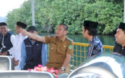 Bupati Luwu Timur Dampingi Ustadz Abdul Somad Nikmati Pesona Danau Matano