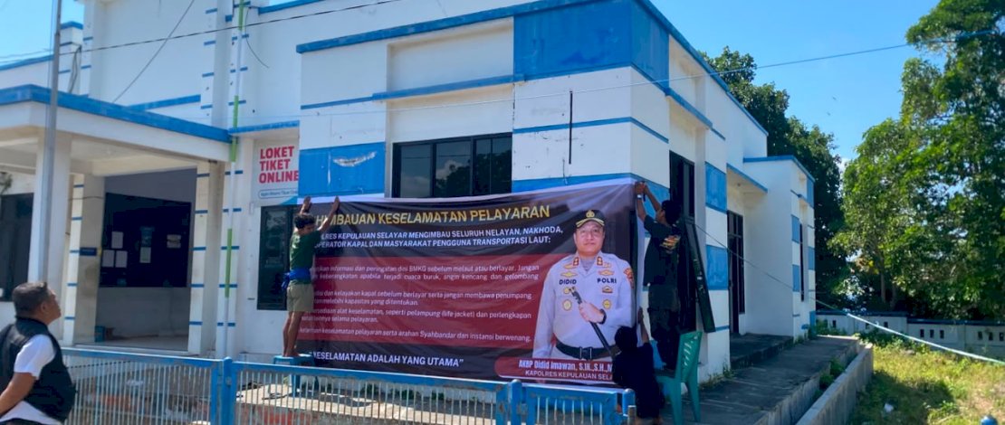 Pemasangan spanduk imbauan keselamatan pelayaran di sejumlah pelabuhan di Kepulauan Selayar.