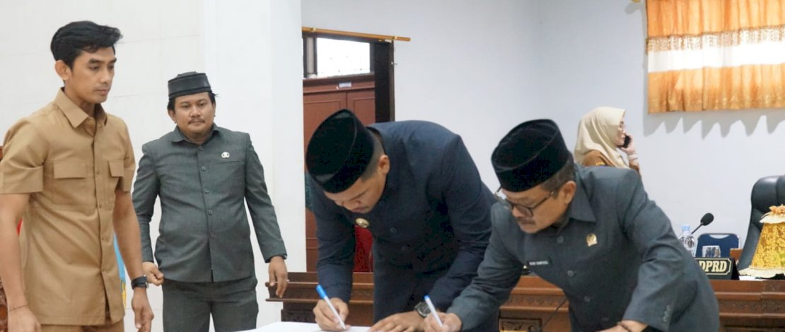 Rapat Paripurna dalam rangka Persetujuan Bersama terhadap Rancangan Peraturan Daerah (Ranperda) tentang Pertanggungjawaban Pelaksanaan Anggaran Pendapatan dan Belanja Daerah (APBD) Tahun Anggaran 2025, di Ruang Rapat Paripurna Gedung DPRD Bantaeng, Senin, 27 Juli 2026.