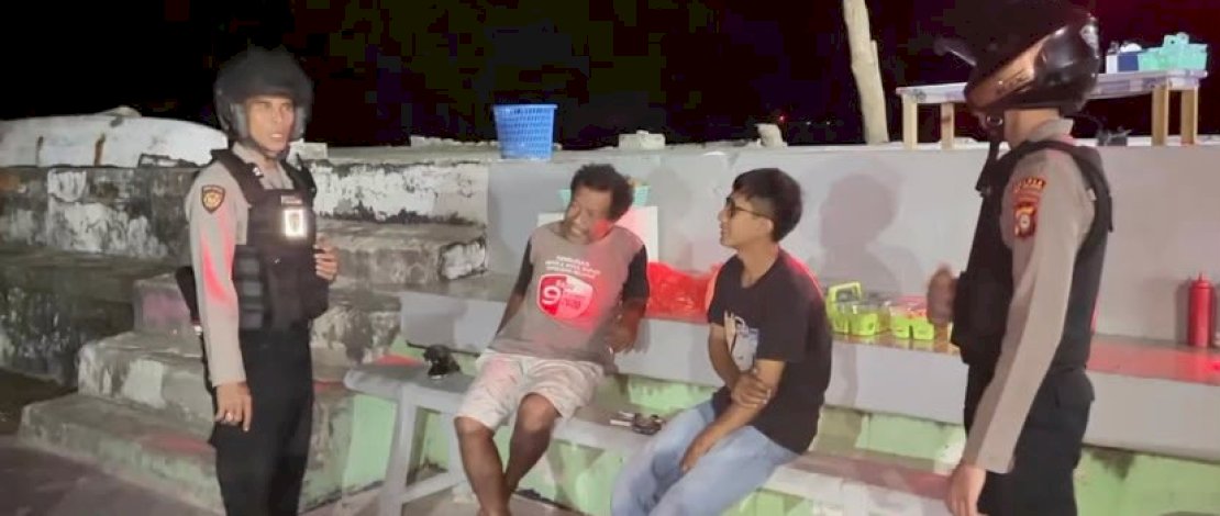 Personel Polres Selayar melaksanakan patroli dialogis dengan menyambangi masyarakat, memantau aktivitas warga dan pengguna jalan, serta menyampaikan imbauan kamtibmas.