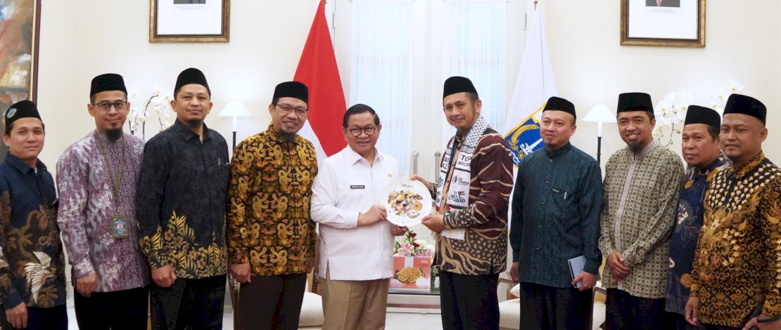 Pemimpin Umum Wahdah Islamiyah, Ustaz Muhammad Zaitun Rasmin, bersilaturahmi dengan Gubernur DKI Jakarta, Pramono Anung, di Balai Kota DKI Jakarta, Selasa, 28 Juli 2026.