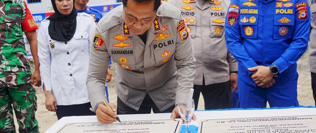 Kapolda Sulsel Irjen Pol Djuhandhani Rahardjo Puro meresmikan Pos Pangkalan Kapal Patroli Gugusan Pulau Selayar milik Ditpolairud Polda Sulsel, yang bertempat di Pulau Jinato, Kabupaten Kepulauan Selayar, Rabu, 29 Juni 2026.
