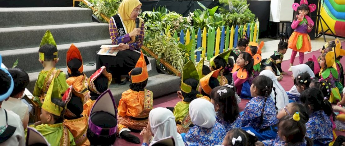 Bunda PAUD Kota Makassar, Melinda Aksa Munafri bersama anak anak pada Perayaan Hari Anak Nasional (HAN) ke-42 tingkat Kota Makassar berlangsung meriah di Balai Manunggal, Rabu (29/7/2026).