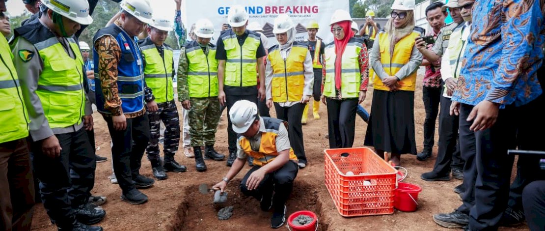 Groundbreaking atau peletakan batu pertama pembangunan RS Regional Wilayah Selatan dilakukan langsung oleh Gubernur Sulsel Andi Sudirman Sulaiman, didampingi Wakil Gubernur Sulsel Fatmawati Rusdi, Kamis, 30 Juli 2026.