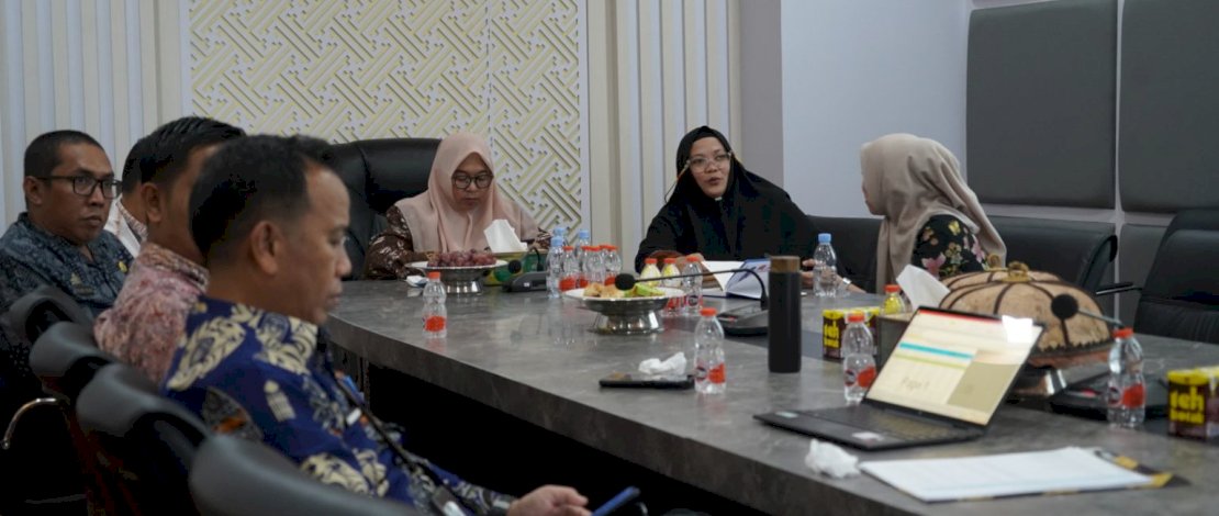 Wakil Bupati Luwu Timur, Puspawati Husler, mengikuti secara virtual Rapat Kerja (Raker) dan Rapat Dengar Pendapat Umum (RDPU) Komisi II DPR RI yang membahas reformulasi kebijakan fiskal daerah, di Ruang Rapat Bupati Luwu Timur, Malili, Kamis, 30 Juli 2026.