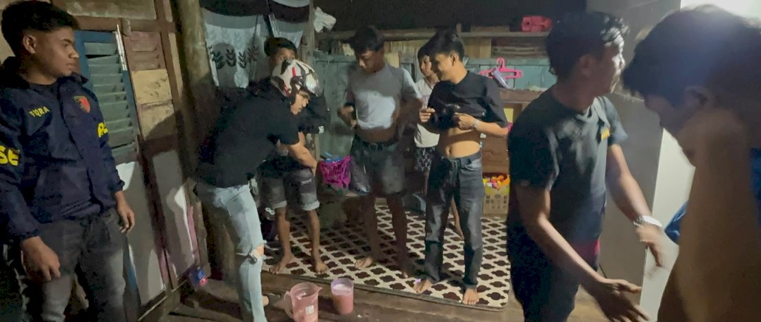 Satuan Reserse Kriminal melalui Tim Unit Reaksi Cepat (URC) kembali mengamankan seorang penjual miras tradisional jenis ballo tanpa izin edar di Jalan Soekarno Hatta, Kelurahan Benteng, Kecamatan Benteng, Rabu malam, 29 Juli 2026.