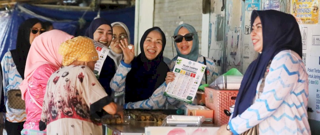 Jelang Kebijakan 1 Agustus, TP PKK, Dekranasda, dan Pokja Bunda PAUD Makassar Door to Door Edukasi Pemilahan Sampah