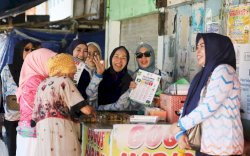 Jelang Kebijakan 1 Agustus, TP PKK, Dekranasda, dan Pokja Bunda PAUD Makassar Door to Door Edukasi Pemilahan Sampah