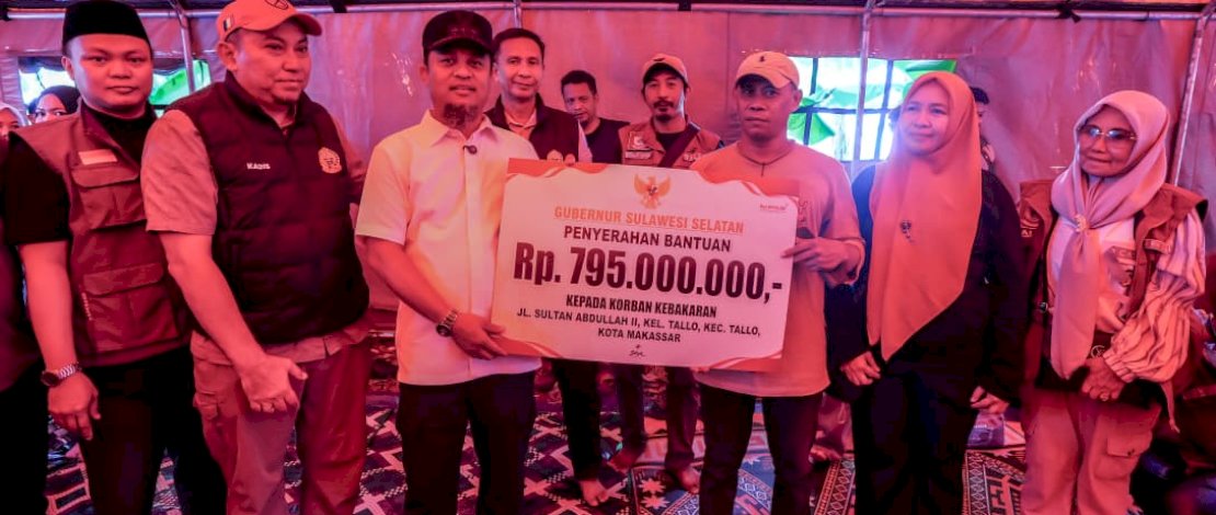 Kunjungi Korban Kebakaran di Tallo Makassar, Gubernur Sulsel Serahkan Bantuan Rp795 Juta