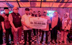 Kunjungi Korban Kebakaran di Tallo Makassar, Gubernur Sulsel Serahkan Bantuan Rp795 Juta