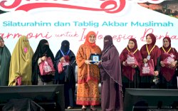 Wakil Wali Kota Makassar Serahkan Bantuan Pangan Gratis pada Rangkaian Muktamar V Wahdah Islamiyah