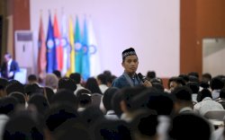 Ustadz Maulana Bekali Mahasiswa Baru Poltekpar Makassar: Raih Dunia dan Akhirat dengan Ilmu