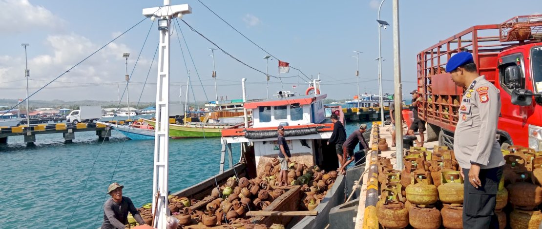 Polres Kepulauan Selayar terus memperketat pengawasan terhadap aktivitas bongkar muat kapal dan keselamatan pelayaran sebagai langkah preventif untuk meminimalisir potensi kecelakaan laut, terutama di tengah kondisi cuaca yang masih kurang bersahabat.