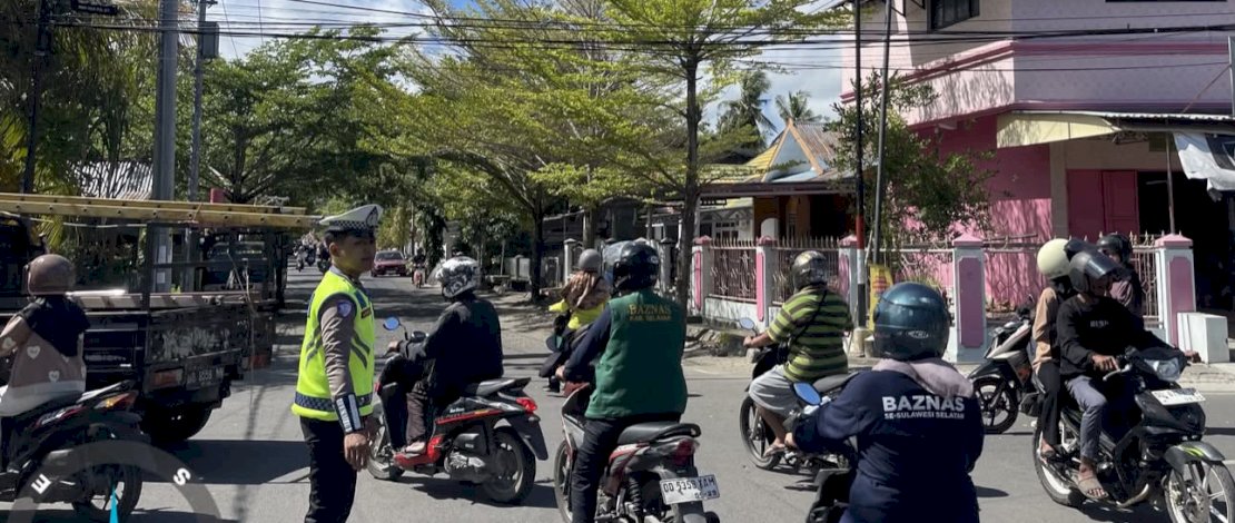 Personel Polres Kepulauan Selayar terus mengintensifkan pelayanan kepada masyarakat melalui pengaturan arus lalu lintas, patroli, serta pengamanan di sejumlah titik strategis guna menciptakan situasi keamanan dan ketertiban masyarakat (kamtibmas) yang aman dan kondusif.