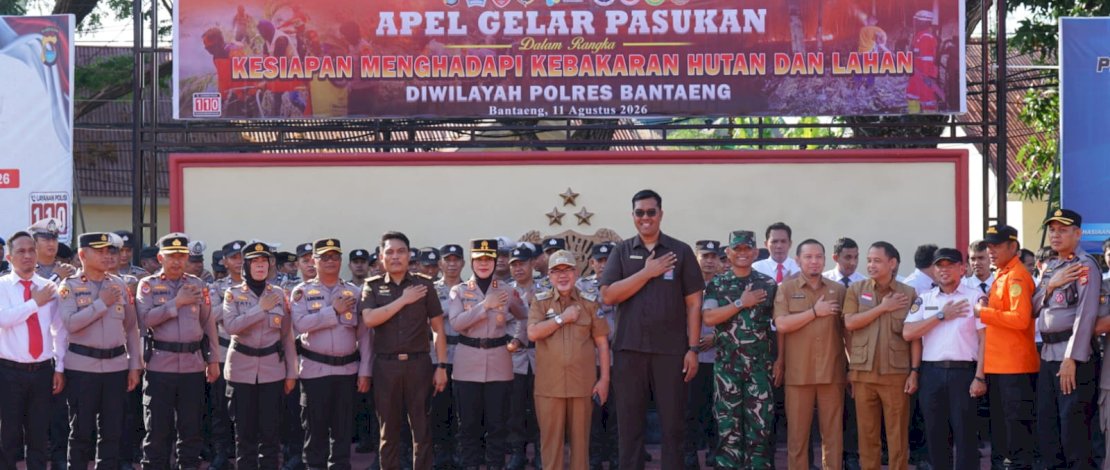 Wakil Bupati Bantaeng, Sahabuddin, menghadiri Apel Gelar Pasukan dalam rangka kesiapsiagaan menghadapi ancaman Kebakaran Hutan dan Lahan (Karhutla) di wilayah  Polres Bantaeng, yang digelar di Lapangan Assiama Presisi Polres Bantaeng, Selasa, 11 Agustus 2026.