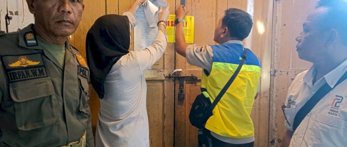 Perumda Pasar Makassar kembali melakukan penertiban terhadap sejumlah kios di Pasar Niaga Daya, Selasa, 11 Agustus 2026.