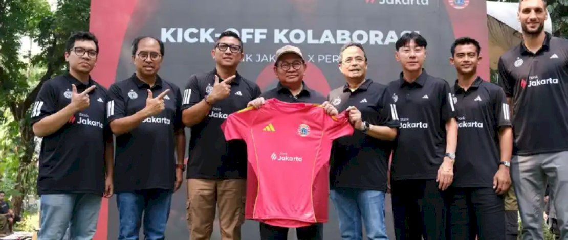 Pramono saat menghadiri Bank Jakarta x Persija Collaboration Kick-Off di Taman Suropati, Menteng, Jakarta Pusat, Minggu (9/8/2026).