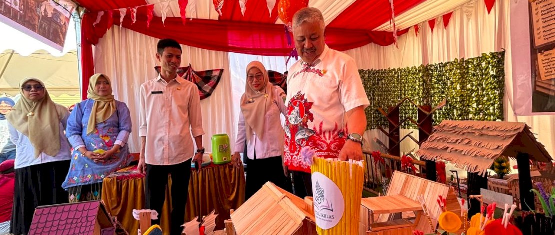 Bupati Pinrang A. Irwan Hamid saat membuka Festival Literasi menekankan bahwa gerakan literasi tidak boleh berhenti di lingkungan sekolah.