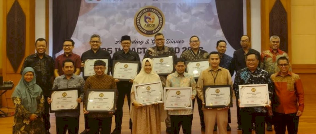 Bupati Luwu Timur, Irwan Bachri Syam, meraih penghargaan BDS Impact Award 2026, dari Asosiasi Business Development Services Indonesia (ABDSI) atas kontribusi nyatanya dalam memajukan Koperasi, UMKM, dan kewirausahaan di daerah tersebut.