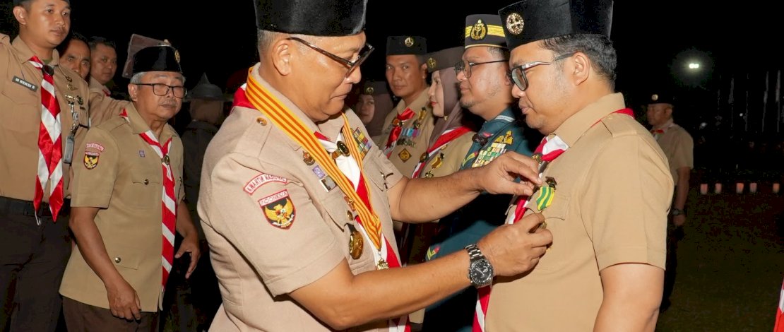 Wakil Ketua Majelis Pembimbing Cabang (Mabicab) Gerakan Pramuka Gowa, Darmawangsyah Muin, dan Bendahara Kwartir Daerah (Kwarda) Gerakan Pramuka Sulawesi Selatan, Andi Tenri Indah menerima penghargaan atau lencana dari Kwartir Nasional (Kwarnas) Gerakan Pramuka di rangkaian peringatan Hari Pramuka Tingkat Nasional ke-65 Tahun 2026 di Bumi Perkemahan dan Graha Wisata (Buperta) Cibubur, Jakarta Timur, Kamis (13/8/2026) malam.
