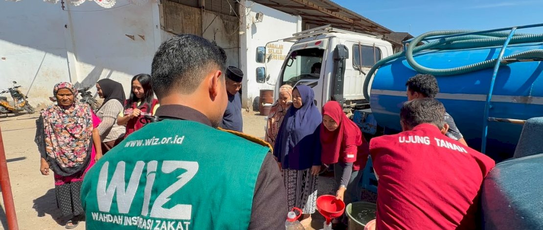 Wahdah Inspirasi Zakat (WIZ) menyalurkan bantuan dalam program Sedekah Air Bersih di Kelurahan Cambayya, Kecamatan Ujung Tanah, baru-baru ini.