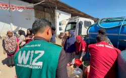 Bantu Warga Terdampak Kekeringan di Ujung Tanah, WIZ Salurkan Sedekah Air Bersih di Cambayya