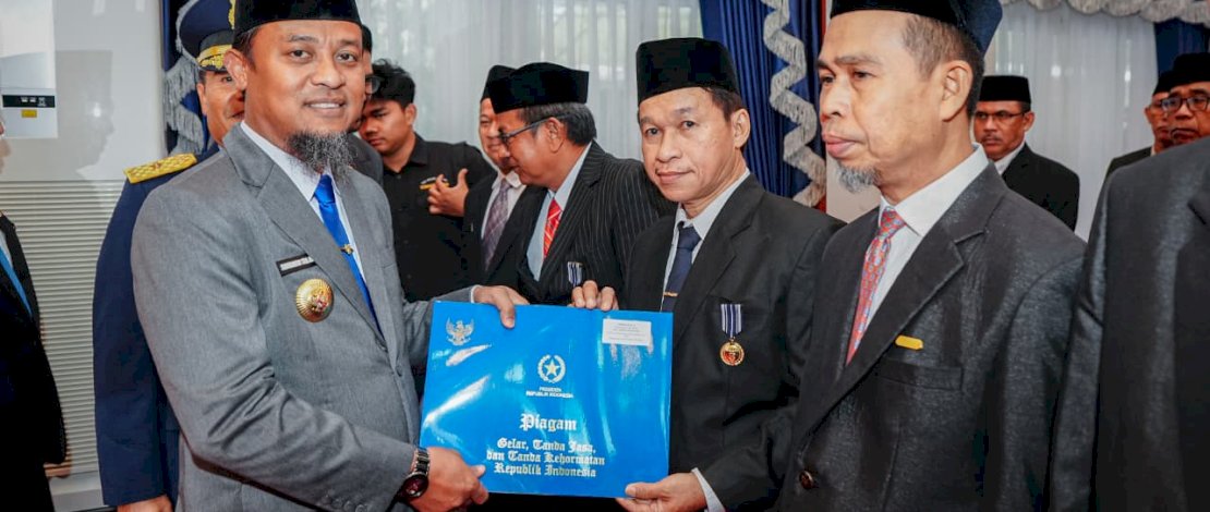 Mengabdi Puluhan Tahun, Gubernur Sulsel Sematkan Satyalencana Karya Satya kepada 398 PNS Pemprov
