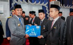 Mengabdi Puluhan Tahun, Gubernur Sulsel Sematkan Satyalencana Karya Satya kepada 398 PNS Pemprov