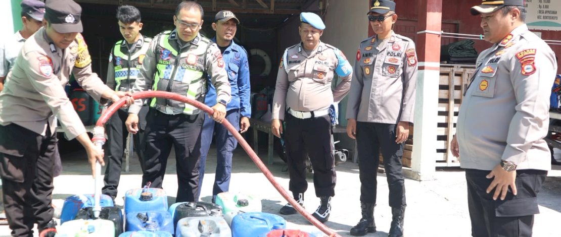 Polres Kepulauan Selayar menyalurkan air bersih untuk warga Desa Appatanah, Kecamatan Bontosikuyu.
