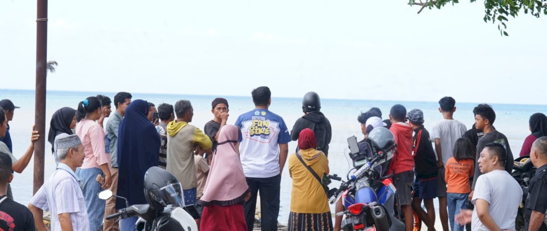 Bupati Uji Nurdin langsung bergerak cepat menggunakan sepeda motor memantau masyarakat di wilayah pesisir pasca gempa NTT yang getarannya terasa hingga Kabupaten Bantaeng.