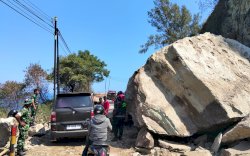 Jalur Trans Flores Lumpuh, Relawan WIZ dan Wahdah Peduli Terobos Longsor Barai