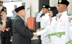 Munafri Kukuhkan 70 Paskibraka Kota Makassar untuk Upacara HUT RI ke-81 di Karebosi