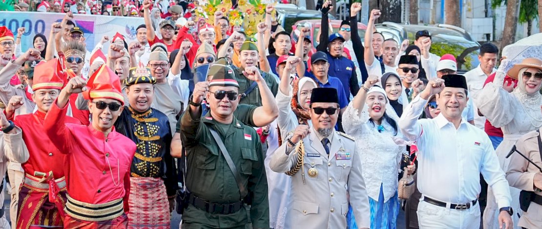 Kenakan Kostum Bung Karno, Gubernur Sulsel Pimpin Jalan Sehat dan Kirab Kemerdekaan